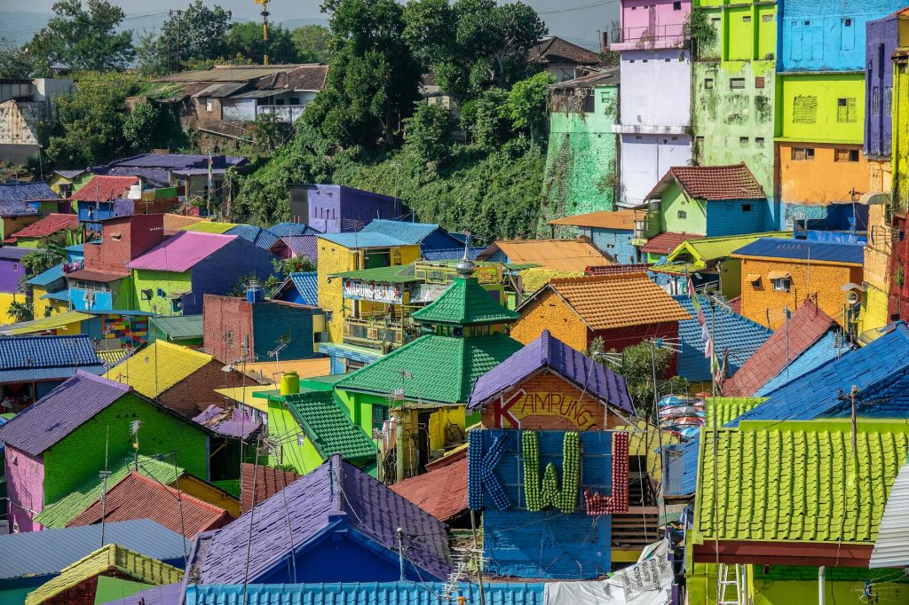 Explore the vivid and colorful houses of Kampung Warna-Warni, a lively residential area perfect for summer tourism.